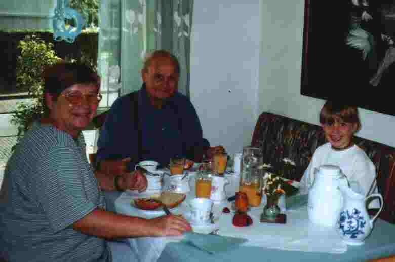 Sommer 2001 mit unserem Enkelkind Cara an der Nordsee